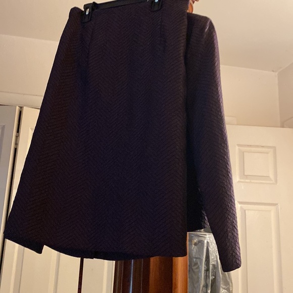 Brown design skirt suit very flattering - Picture 6 of 8